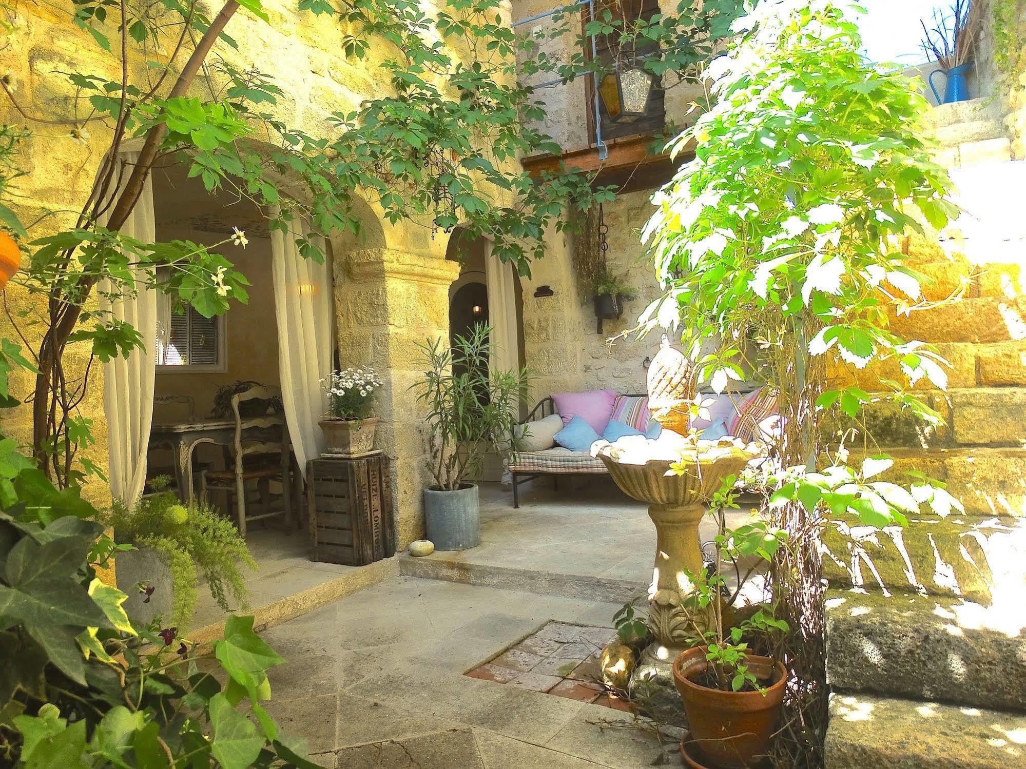 Un Patio En Luberon *