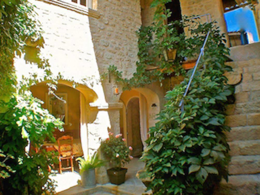 Un Patio En Luberon Ansouis